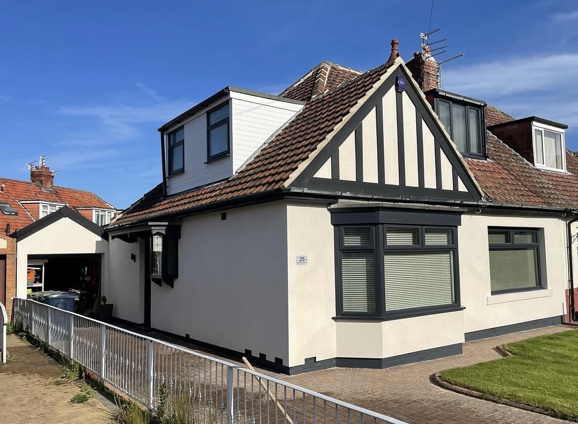 House in Tyne & Wear with a fresh white monocouche render and black trim by AG Plastering & Rendering